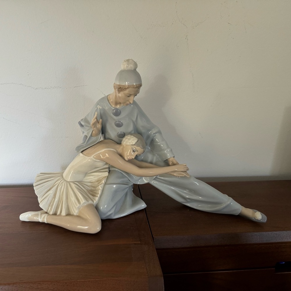 Large Lladro Figurine entitled: “Closing Scene” #4935 BALLERINA AND JESTER